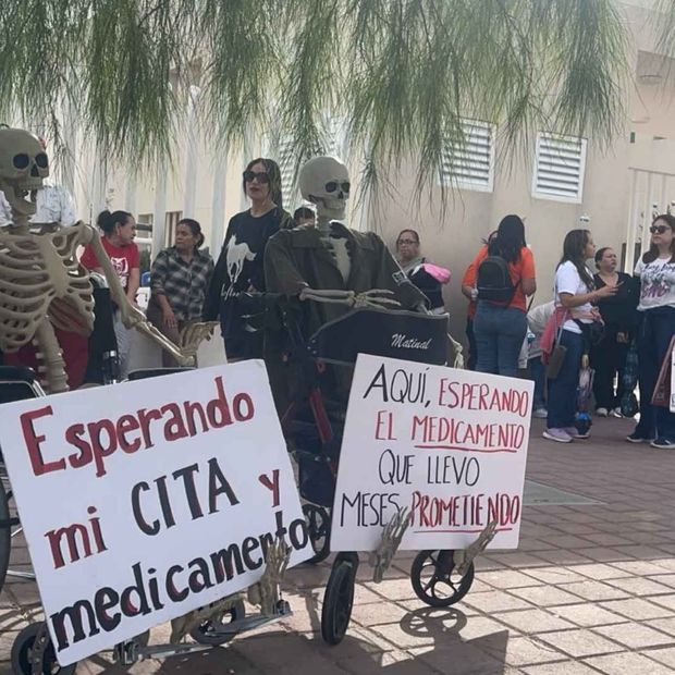 Empleados del IMSS se manifiestan